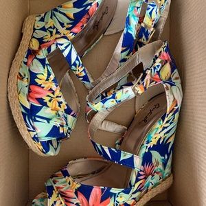 Floral print platform shoes
